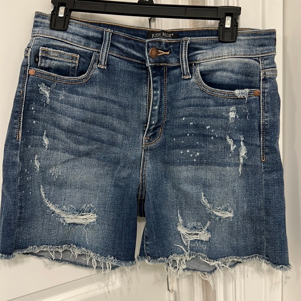 Judy Blue distressed frayed short. Women’s large.  New without tags